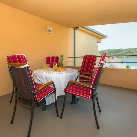 Nevenka 아파트 로고즈니차